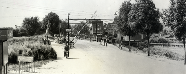 501384 Gezicht op de spoorwegovergang in de prof. Jordanlaan te Utrecht, uit het noorden, vóór de aanleg van de Eykmanlaan.